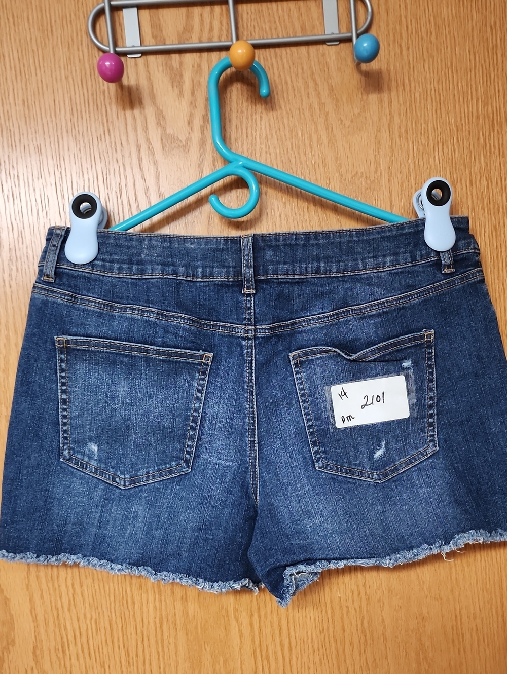 Maurices Dark Blue Denim Frayed Hem Shorts womens 14 number 2101